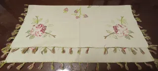 Centrino ricamato con rose e frutti