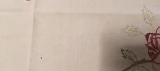 Centrino ricamato con rose e frutti