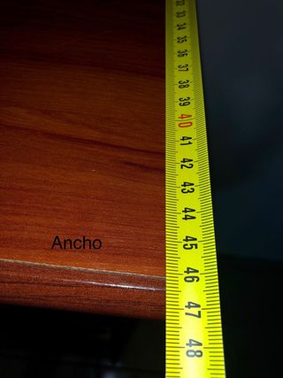 Estantería de madera con puertas