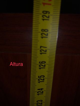 Estantería de madera con puertas