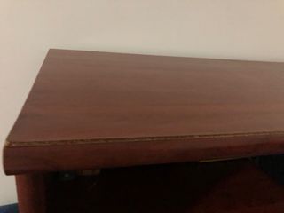 Estantería de madera con puertas