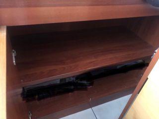 Estantería de madera con puertas