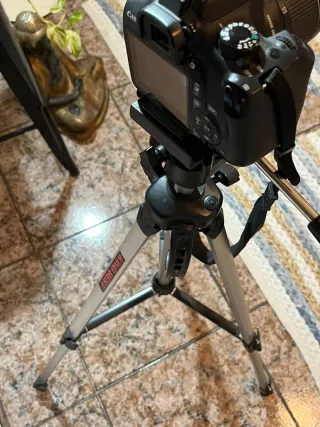 Cámara Canon con trípode