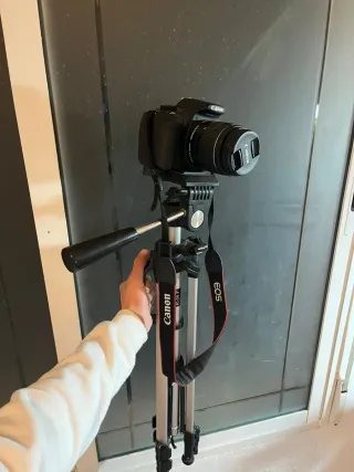 Cámara Canon con trípode