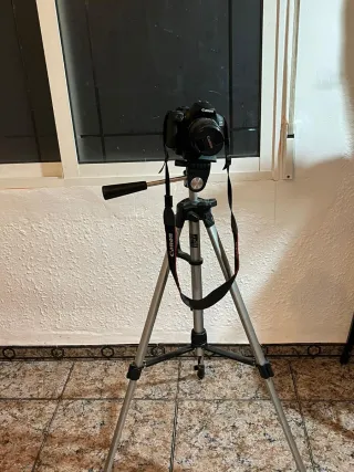 Cámara Canon con trípode
