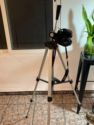 Cámara Canon con trípode