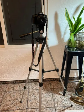 Cámara Canon con trípode
