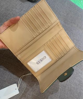 Cartera Guess Slim Clutch Verde y Dorada