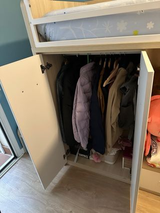 Cama tren infantil/ juvenil con armario y cajones.
