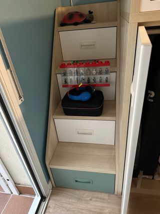 Cama tren infantil/ juvenil con armario y cajones.