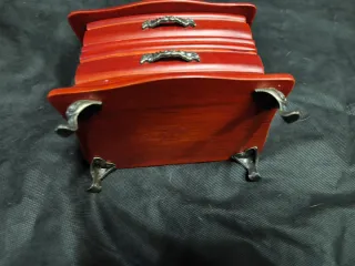 Joyero musical de madera rojo