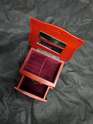 Joyero musical de madera rojo