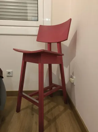 Taburete alto de color rojo