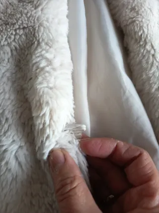 Cazadora pelo corto Kiabi beige bolsillos laterale