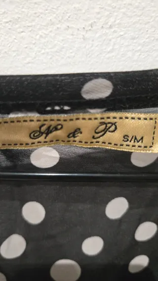 Blusa beige y negra con lunares