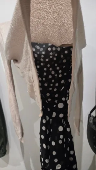 Blusa beige y negra con lunares