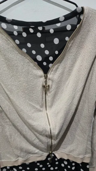 Blusa beige y negra con lunares