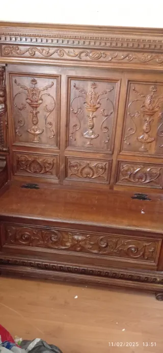 Cassapanca in legno intagliato