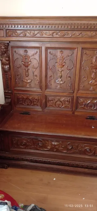 Cassapanca in legno intagliato