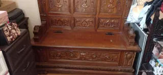 Cassapanca in legno intagliato