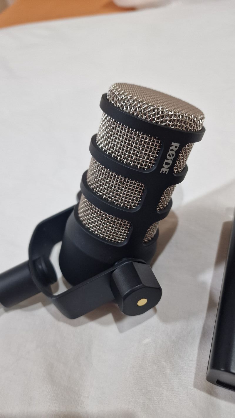 Lote Micrófono Rode PodMic y Behringer UMC22 afbeelding 6
