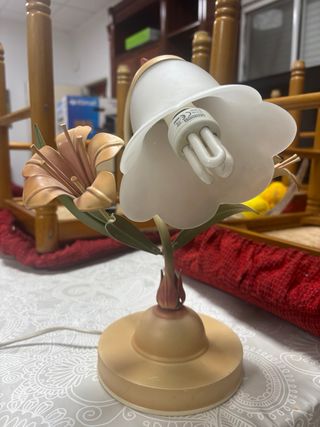 Lámpara de mesa floral beige