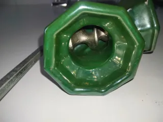 Molino de café manual verde vintage.