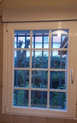 Ventana aluminio blanco con persiana
