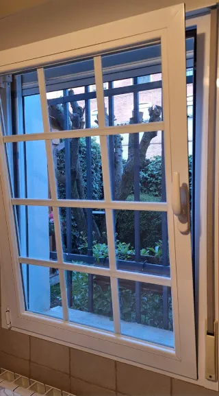 Ventana aluminio blanco con persiana