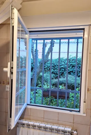 Ventana aluminio blanco con persiana