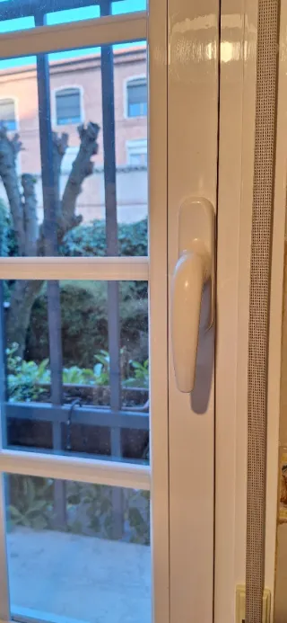Ventana aluminio blanco con persiana