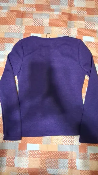 Maglione Akè viola con scollo a goccia