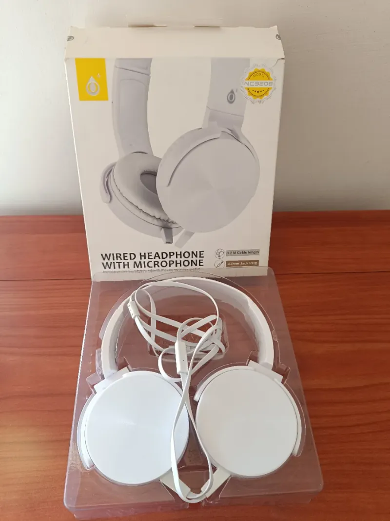 Auriculares con cable blancos con micrófono