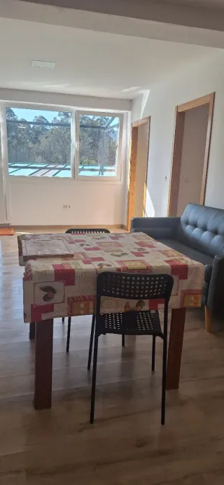 Se alquila piso en porriño.