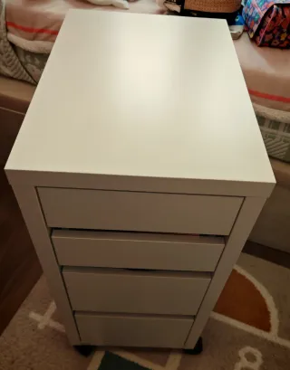 Cajonera Ikea Micke con ruedas