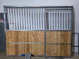 Box para caballos de madera y metal.