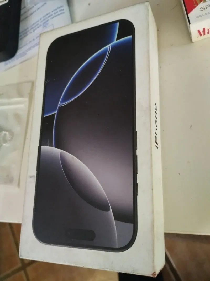 iPhone 16 Caja Negra