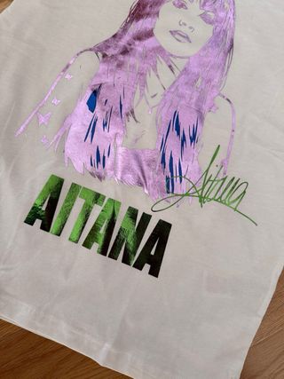 Camiseta Aitana con dibujo y firma