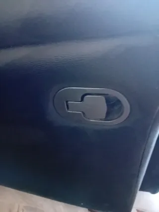 Sillón relax reclinable de cuero oscuro