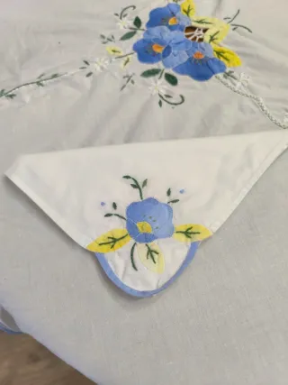 Mantelería bordada flores azules