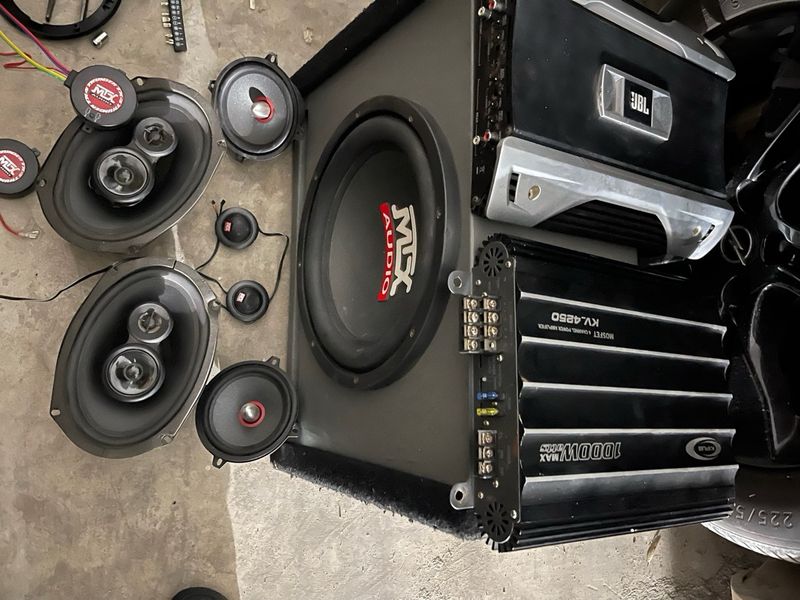 Amplificador MTX Audio y Subwoofer JBL afbeelding 2