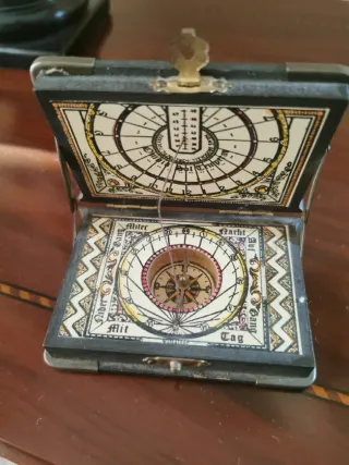 Brújula decorada antigüedad