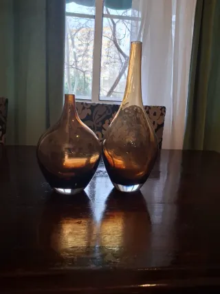 Jarrones de cristal dorados y marrones