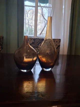 Jarrones de cristal dorados y marrones