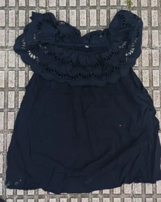 Camiseta negra con volantes y bordados