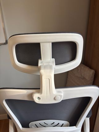 Silla ergonómica gris y blanca