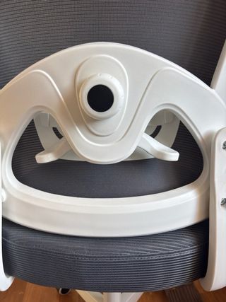 Silla ergonómica gris y blanca