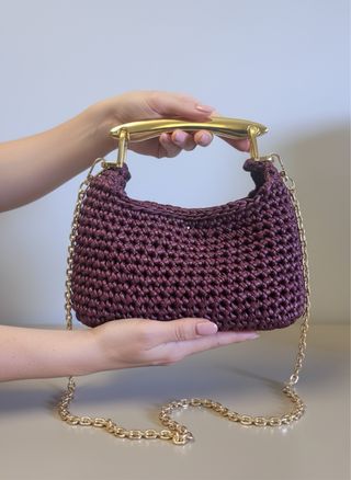 Borsa uncinetto con manico dorato