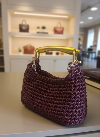 Borsa uncinetto con manico dorato