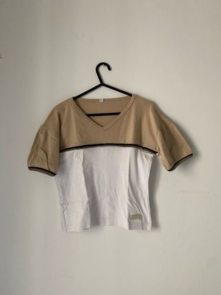T-shirt corta vintage beige e bianca